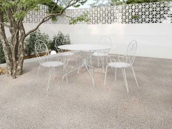 Conjunto De Jantar De Jardim Metal Acabamento Ferro Forjado, Uma Mesa D120 Cm E 4 Cadeiroes Empilhaveis Branco - Guermantes De Mylia