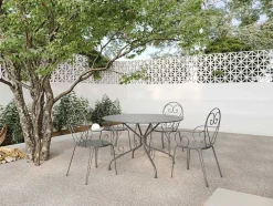 Conjunto De Jantar De Jardim Metal Acabamento Ferro Forjado, Uma Mesa D120 Cm E 4 Cadeiroes Empilhaveis Antracite - Guermantes De Mylia
