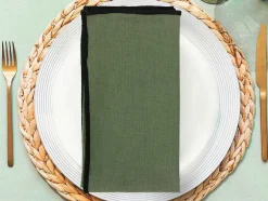 Conjunto Toalha + 4 Guardanapos De Mesa Em Linho E Algodao, Borda Preta, Caqui, 170 X 170 Cm - Borina